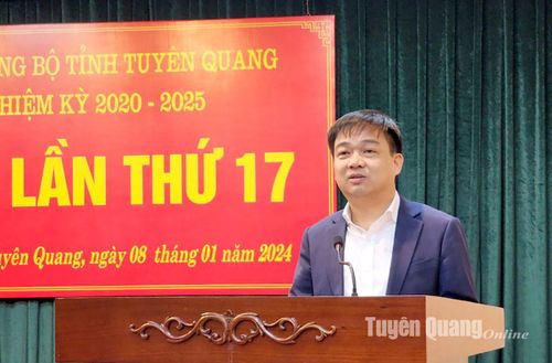 Đồng chí Trưởng Ban Dân vận Tỉnh ủy Nguyễn Hưng Vượng trình bày dự thảo Chương trình hành động tại hội nghị.