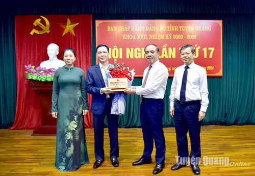 Các đồng chí Thường trực Tỉnh ủy tặng hoa chúc mừng đồng chí Ma Phúc Hà.