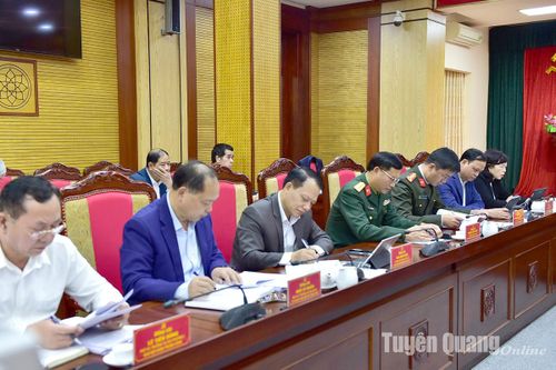 Đại biểu Trung ương và các đồng chí Ủy viên Ban Thường vụ Tỉnh ủy dự hội nghị. Ảnh: Thanh Phúc