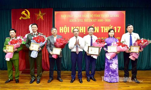 Đồng chí Bí thư Tỉnh ủy Chẩu Văn Lâm trao tặng Kỷ niệm chương “Vì sự nghiệp Đại đoàn kết dân tộc”, Kỷ niệm chương “Vì sự nghiệp Tuyên giáo" và Kỷ niệm chương “Vì sự nghiệp Văn phòng cấp ủy” .