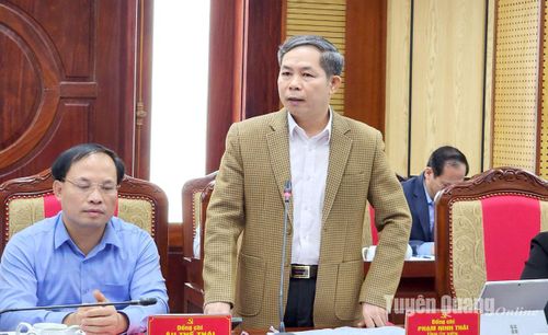 Đồng chí Bí thư Huyện ủy Yên Sơn Phạm Ninh Thái phát biểu thảo luận tại hội nghị.