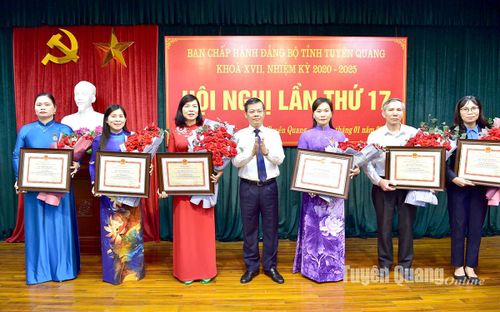 Đồng chí Chủ tịch UBND tỉnh Nguyễn Văn Sơn trao tặng Kỷ niệm chương “Vì sự nghiệp Văn hóa, Thể thao và Du lịch”.