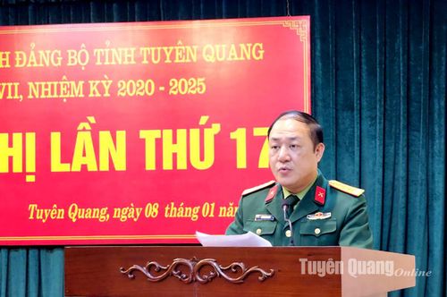 Đồng chí Hà Đình Khiêm, Chính ủy Bộ Chỉ huy Quân sự tỉnh trình bày dự thảo Chương trình hành động tại hội nghị.