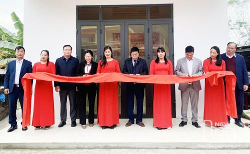 Ủy ban MTTQ huyện Đồng Hỷ phối hợp với xã Hòa Bình tổ chức khánh thành, bàn giao nhà Đại đoàn kết cho gia đình ông Nguyễn Văn Thành, ở xóm Phố Hích (cuối tháng 12-2023). Ảnh: T.L