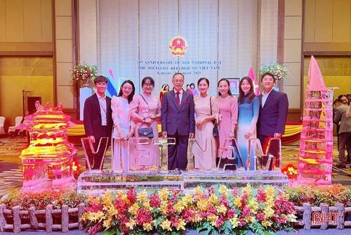 Ngọc Diệp (thứ hai từ trái sang) tham dự sự kiện ngày Quốc khánh Việt Nam do Đại sứ Quán Việt Nam tổ chức tại Bangkok.