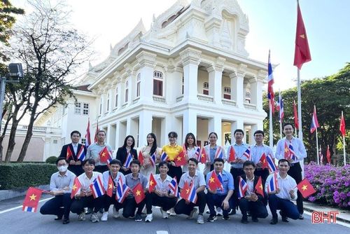 Nguyễn Thị Ngọc Diệp (hàng sau, thứ 3 từ trái qua) cùng Hội Sinh viên Việt Nam tại Thái Lan tham dự buổi gặp gỡ, nói chuyện cùng Chủ tịch Quốc hội Vương Đình Huệ tại Thái Lan vào tháng 12/2023.
