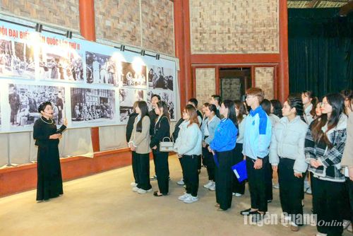 Đoàn thanh niên, Hội sinh viên trường Đại học Tân Trào tổ chức cho sinh viên tham quan, tìm hiểu tại Khu di tích Quốc gia đặc biệt Kim Bình (Chiêm Hóa).