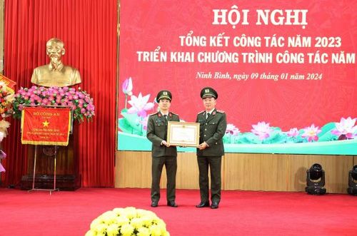 Thừa ủy quyền của Thủ tướng Chính phủ, Thứ trưởng Trần Quốc Tỏ trao Bằng khen của Thủ tướng Chính phủ tặng Đội An ninh, Công an TP Ninh Bình.