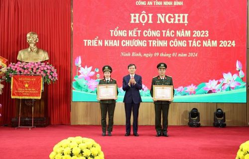 Thừa ủy quyền của Thủ tướng Chính phủ, Bí thư Tỉnh ủy Ninh Bình Đoàn Minh Huấn trao Bằng khen của Thủ tướng Chính phủ tặng Đại tá Trần Hồng Phú, Phó Giám đốc Công an tỉnh Ninh Bình; Thiếu tá Phạm Thị Hồng Hà, Phó trưởng Phòng Hậu cần.