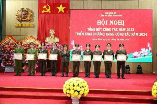 Giám đốc Công an tỉnh Ninh Bình Đại tá Đặng Trọng Cường trao danh hiệu Đơn vị Quyết thắng tặng 9 đơn vị.