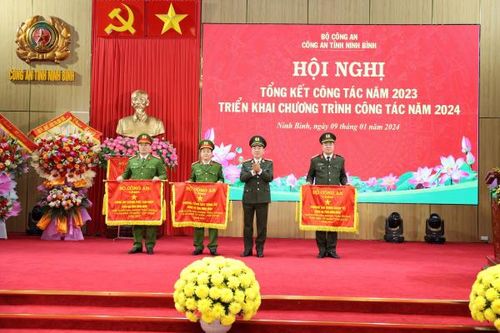 Thứ trưởng Trần Quốc Tỏ trao Cờ thi đua của Bộ Công an tặng 3 đơn vị.