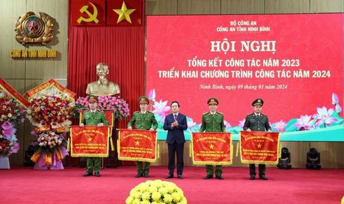 Chủ tịch UBND tỉnh Ninh Bình Phạm Quang Ngọc trao Cờ thi đua của UBND tỉnh cho 4 đơn vị.