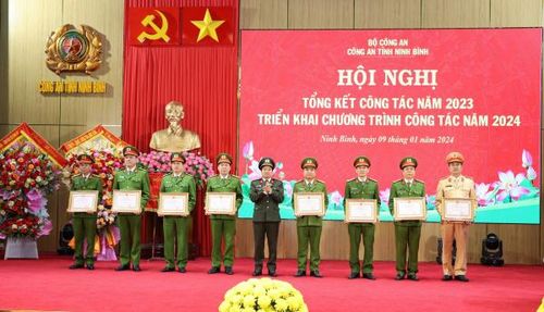 Giám đốc Công an tỉnh Ninh Bình Đại tá Đặng Trọng Cường trao danh hiệu Đơn vị Quyết thắng tặng 8 đơn vị.