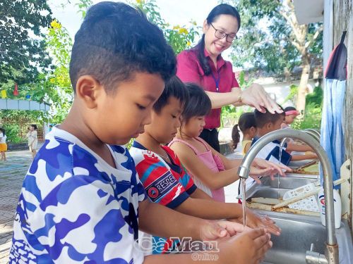 Giáo viên Trường Mẫu giáo xã Tân Ân hướng dẫn các bé cách rửa tay đúng cách.