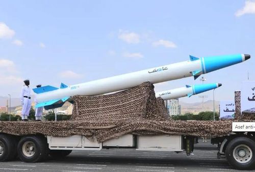 Tên lửa đạn đạo chống hạm Asef trong cuộc duyệt binh ở Yemen năm 2022. ảnh: X