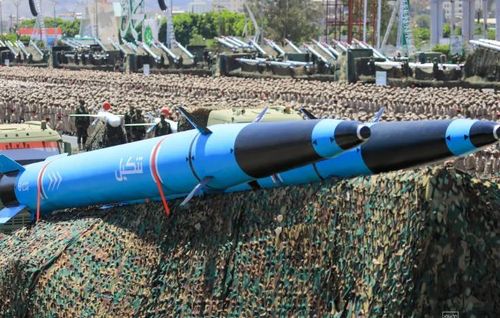 Tên lửa đạn đạo chống hạm Tankil trong một cuộc diễu binh của Houthi năm 2023. Ảnh: Warzone