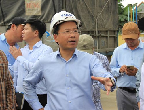 Thứ trưởng Bộ GTVT Nguyễn Duy Lâm chỉ đạo tại hiện trường