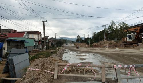 Cảnh ngổn ngang thi công đoạn qua khu vực cầu Ba La, xã Tây Giang, huyện Tây Sơn