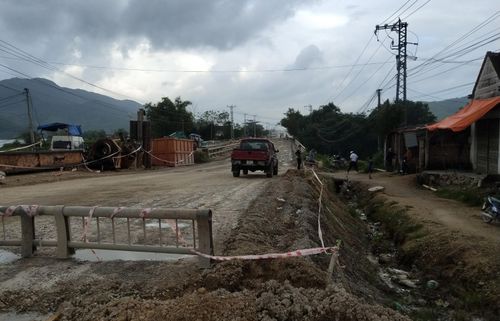 Khu vực cầu Ba La, cầu Bàu Sen còn nhiều vướng mắc, khiến việc thi công ì ạch