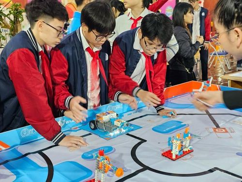 Học sinh tham gia cuộc thi lập trình Robot Enjoy AI tại Trường THCS Chương Dương với tinh thần hào hứng.