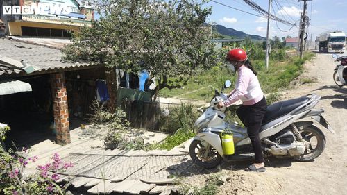 Theo ghi nhận của phóng viên từ năm 2023 đến nay, có 3 vụ người dân gặp tai nạn khi di chuyển lên xuống nhà-đường, trong đó có người gãy chân, có người gãy xương sườn.