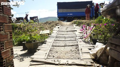 Dự án kéo dài đồng nghĩa người dân phải sống chung với tiếng xe chạy gầm rú hằng ngày, khói bụi, mưa lũ tràn từ đường vào nhà. Các hộ dân phải làm cầu gỗ để di chuyển lên xuống từ nhà ra mặt đường.