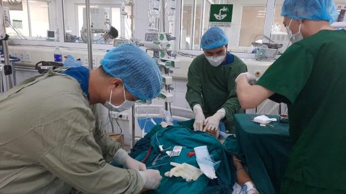 Điều trị cho bệnh nhân đồng nhiễm cúm A và SARS-CoV-2. Ảnh: BV Bệnh Nhiệt đới trung ương.