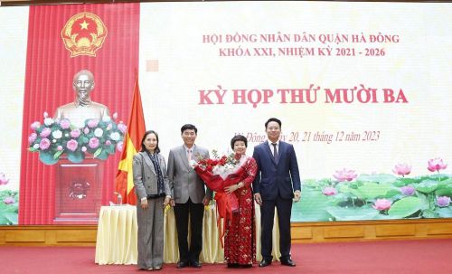 Bà Trần Thị Lương An (thứ hai từ phải sang) được HĐND quận Hà Đông bầu giữ chức Phó Chủ tịch UBND quận Hà Đông, nhiệm kỳ 2021- 2026.