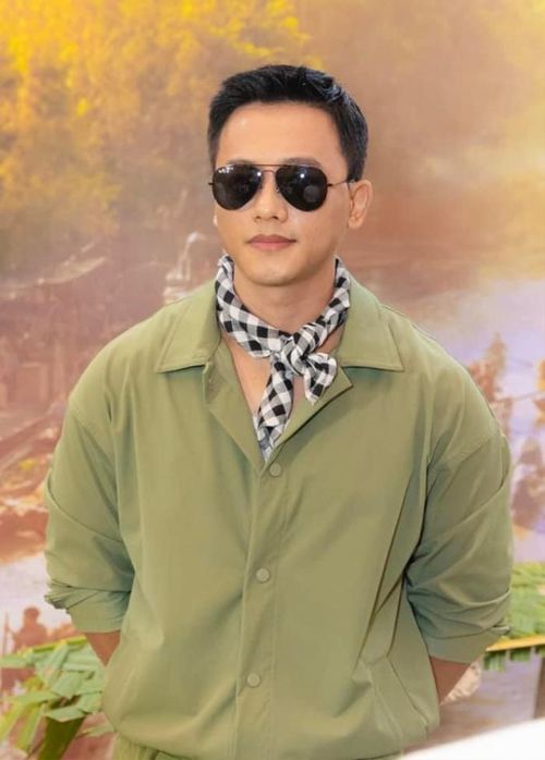 Anh được chú ý khi tham gia diễn xuất trong các dự án nghệ thuật.