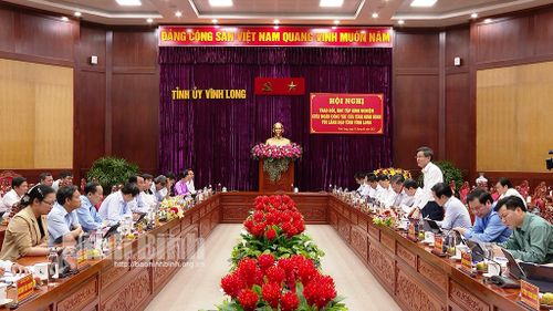 Đoàn công tác của tỉnh làm việc với lãnh đạo tỉnh Vĩnh Long.