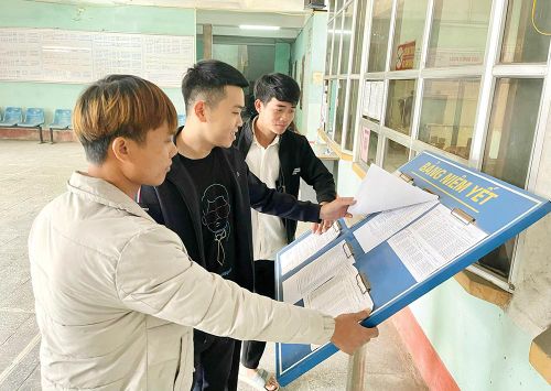 Hành khách tham khảo thông tin trên bảng thông báo về luồng tuyến, giờ xe chạy, bảng giá niêm yết tại Bến xe khách Việt Trì.