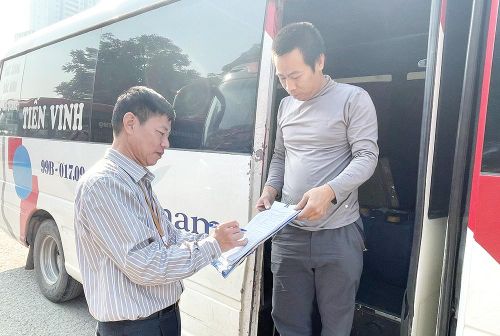 Doanh nghiệp vận tải hành khách ký cam kết chấp hành nghiêm các quy định của Luật Giao thông đường bộ, đảm bảo an toàn phương tiện trước khi xuất bến.
