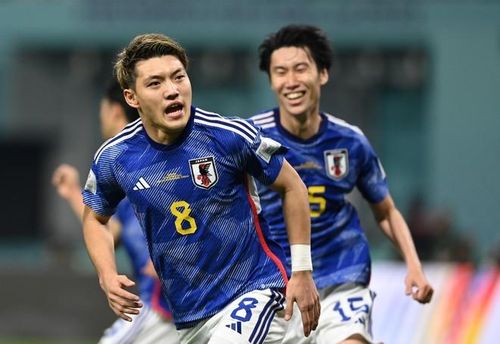 2. Ritsu Doan. Là một trong những ngôi sao tấn công nguy hiểm nhất của “Samurai xanh”, Doan từng tỏa sáng ở World Cup 2022, góp công lớn giúp Nhật Bản lần lượt đánh bại Đức, Tây Ban Nha. Anh khoác áo FC Freiburg tại Bundesliga và có thể chơi gần như mọi vị trí trên hàng tấn công, nhờ nền tảng tốc độ và thể lực dồi dào. Ở tứ kết Asian Cup 2019, Ritsu Doan chính là người ghi bàn duy nhất đánh bại ĐT Việt Nam.