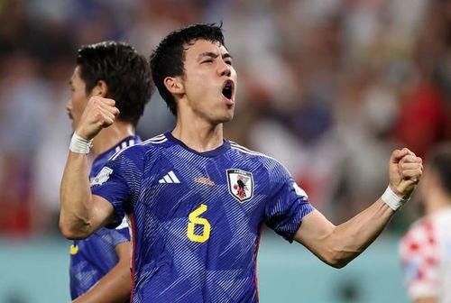 5. Wataru Endo. Vấp phải nhiều hoài nghi khi gia nhập Liverpool vào mùa hè 2023, Endo đã nhanh chóng đập tan điều đó với phong độ cao tại sân Anfield. Tại Premier League mùa này, không có tiền vệ nào của Liverpool không chiến tốt hơn Endo, với 1,9 lần thành công/90 phút. Trước đó, Endo cũng là tiền vệ có số pha không chiến thành công nhiều nhất Bundesliga, với 2,2 lần/90 phút. Với vai trò đội trưởng ĐT Nhật Bản ở Asian Cup, Endo là điểm tựa vững vàng cho các đồng đội trong việc chinh phục mục tiêu là cúp vàng.