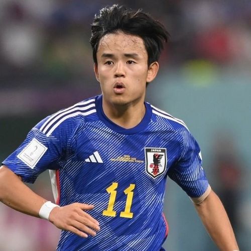 4. Takefusa Kubo. Cựu “thần đồng” sinh năm 2001 từng khiến Barca và Real Madrid phải tranh giành. Phát triển ở lò đào tạo Barca rồi Real, nhưng phải khi chuyển đến Real Sociedad hè 2022, Kubo mới thực sự tỏa sáng. Sau 67 trận, Kubo đã ghi được 16 bàn thắng và tung ra 13 đường kiến tạo. Kubo là cầu thủ có thể mang lại đột biến cao bậc nhất của bóng đá Nhật Bản lúc này. HLV Troussier của ĐT Việt Nam nhận xét về Kubo: “Kubo là cầu thủ rất đặc biệt, có thể mang lại nhiều thứ cho đội bóng của cậu ấy, giống những cầu thủ đẳng cấp cao như Messi, Neymar hay Mbappe”.