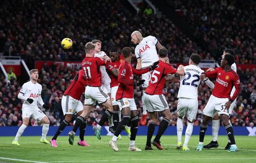 Richarlison đánh đầu tung lưới MU