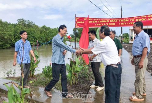 Đồng chí Lượng Trọng Quyền, Bí thư Huyện ủy Năm Căn (thứ hai bìa trái) đến chung vui Ngày hội Đại đoàn kết năm 2023 với bà con Nhân dân ấp Cồn Cát.