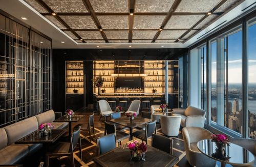 Câu lạc bộ sẽ có một phòng khiêu vũ lớn, quầy bar riêng, sky lounge và nhà hàng với thực đơn do các đầu bếp sao Michelin chế biến. Ngoài ra, không gian có hầm rượu với những loại rượu quý hiếm, và tủ giữ ẩm cho xì gà.
