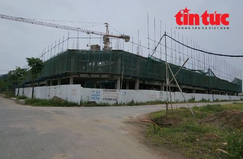 Dãy nhà xây thô 2 tầng trong khu đô thị.
