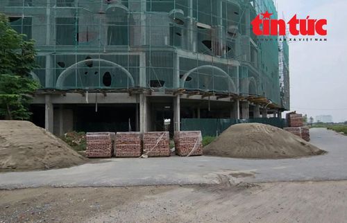 Trong khu đô thị hiện nay bắt đầu có các đơn vị thi công tập kết vật liệu xây dựng ngay trước cửa các dãy nhà.
