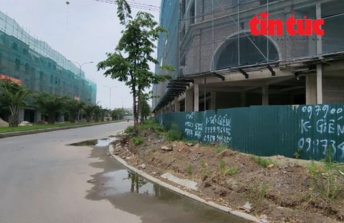Hàng rào tôn quây quanh các dãy nhà.