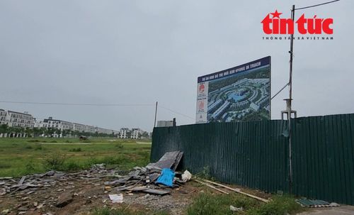 Diện tích đất sau hàng rào tôn là phần đất dự án xây dựng nhà vườn, nhà song lập, đơn lập, chung cư, khu vui chơi giải trí...