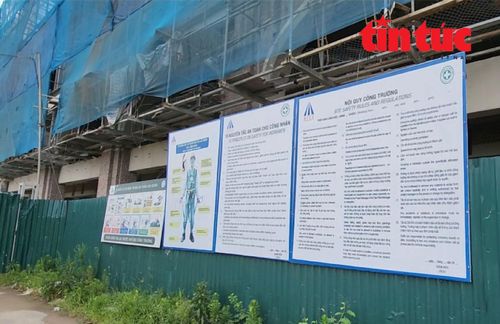 Nội quy công trường, quy tắc an toàn lao động đối với công nhân thi công treo trước các dãy nhà.