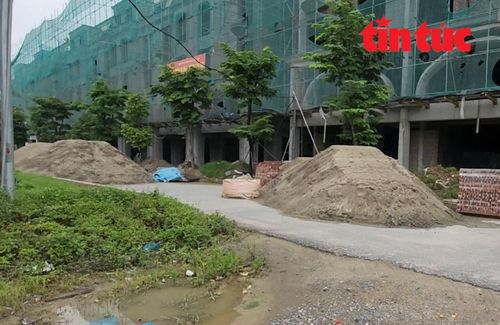 Vật liệu xây dựng tập kết dưới lòng đường khu đô thị.