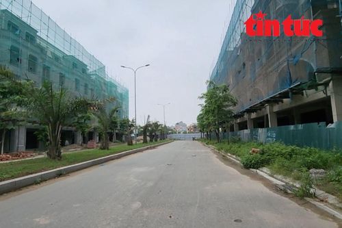 Cả dãy phố khu đô thị đang chờ hồi sinh.