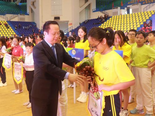 Giám đốc Sở Giáo dục và Đào tạo Hà Nội Trần Thế Cương tặng Cờ lưu niệm các đoàn tham gia Hội khỏe Phù Đổng quận Ba Đình lần thứ X.