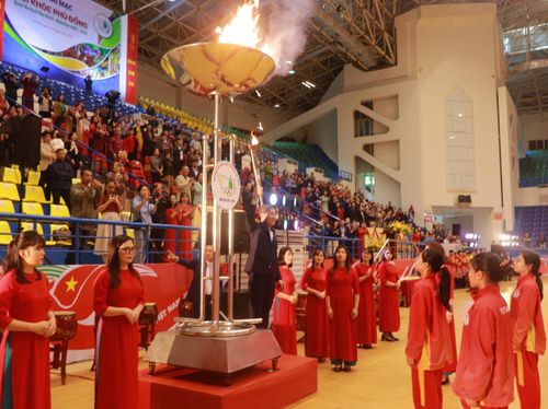 Bí thư Quận ủy Hoàng Minh Dũng Tiến thắp đài lửa Hội khỏe Phù Đổng quận Ba Đình lần thứ X.