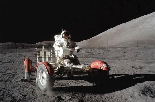 Phi hành gia Eugene A. Cernan lái một phương tiện di chuyển trên bề mặt Mặt trăng trong sứ mệnh Apollo 17 năm 1972. Nguồn: NASA.