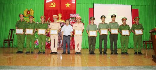 Khen thưởng tập thể, cá nhân có thành tích xuất sắc