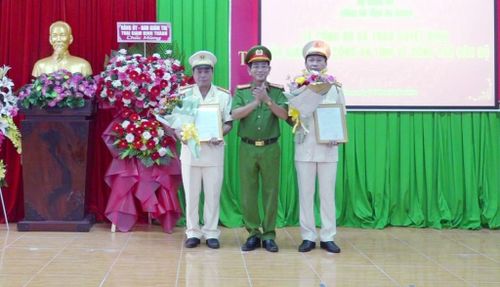Đại tá Trần Văn Cung, Phó Giám đốc Công an An Giang trao quyết định điều động và bổ nhiệm Phó Trưởng Công an huyện Thoại Sơn